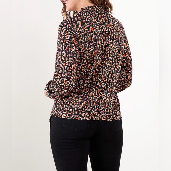 Jane and Delancey Tops - Jane and Delancey Medium Black Abstact Leopard Printed Loose long sleeve Blouse